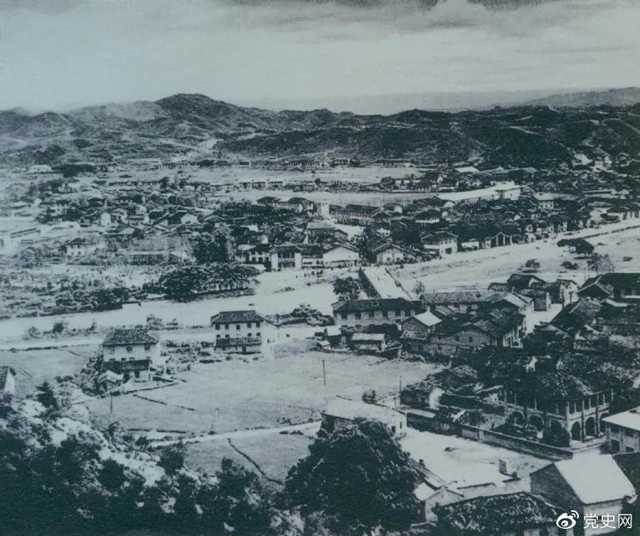 1928年4月，朱德率領南昌起義余部到達井岡山，與毛澤東領導的部隊勝利會師。圖為會師地點礱市全景。.jpg