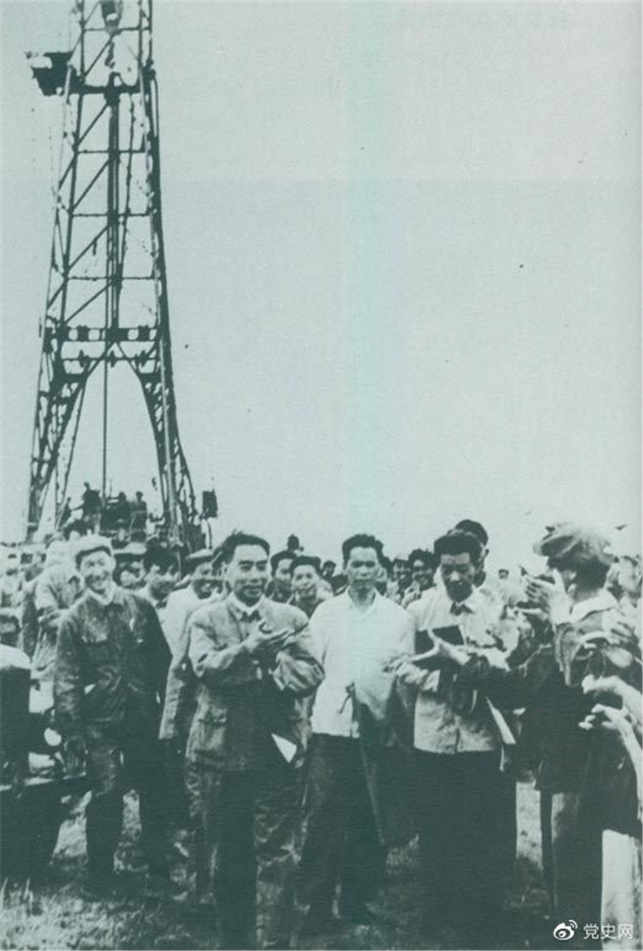 1962年6月，周恩來到大慶視察，這是在1202鉆井隊現場參觀。.jpg
