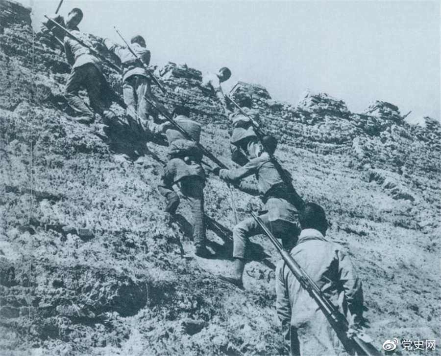 1945年6月25日，八路軍冀中部隊攻克河北獻縣。圖為部隊奮勇攀登城墻。.jpg