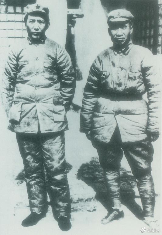 1937年7月7日，盧溝橋事變爆發。8日，中共中央通電全國，號召結成民族統一戰線抵抗日本侵略者。圖為1936年冬毛澤東和朱德在陜北。.png